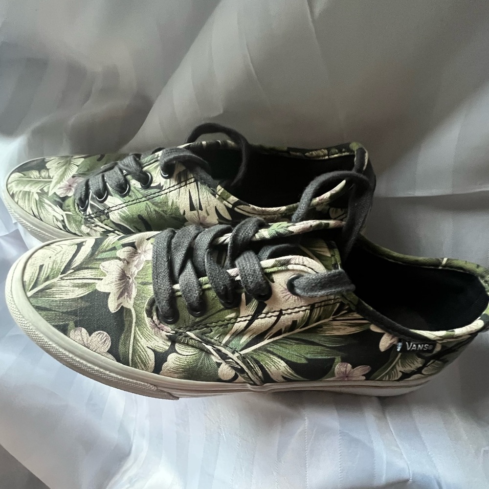 Custom Vans women size 8 green leaf and white flowers